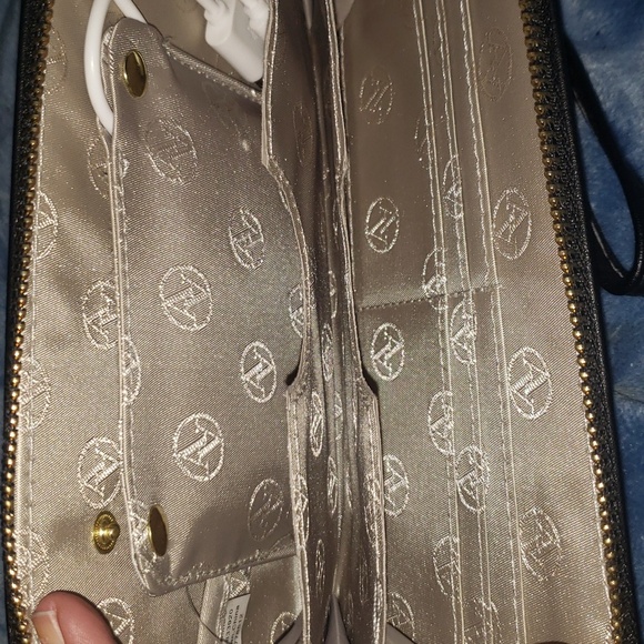 Pre loved Excellent used Adrienne Vittadini black charging wallet - Picture 3 of 3